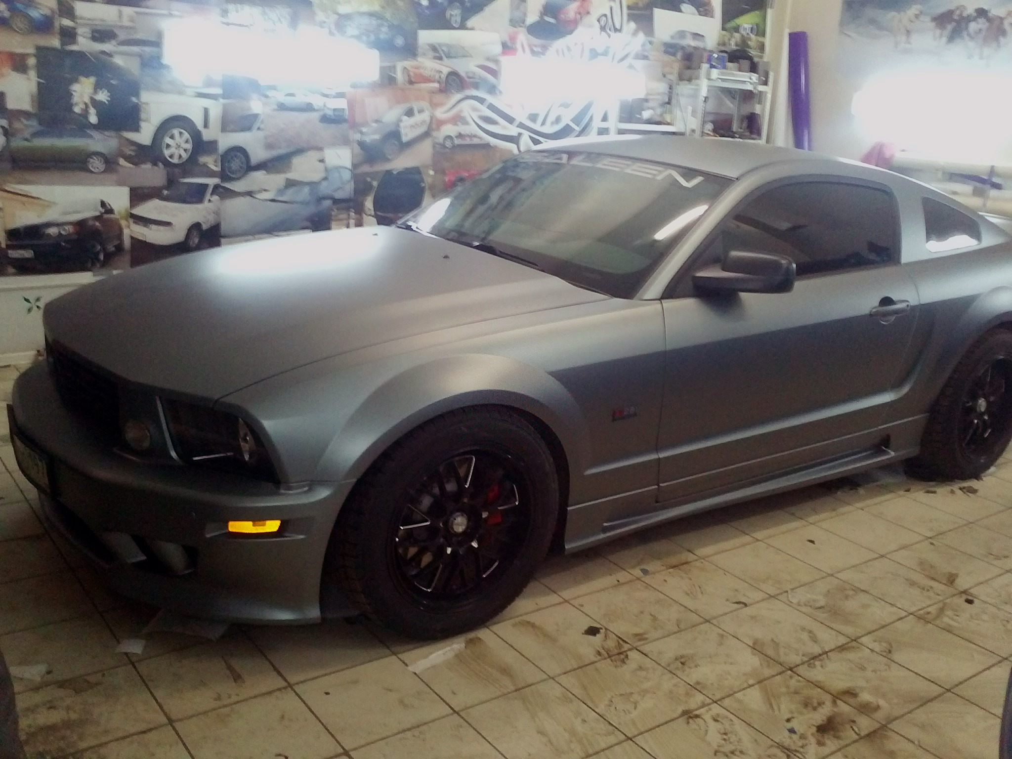 Ford Mustang серый матовый