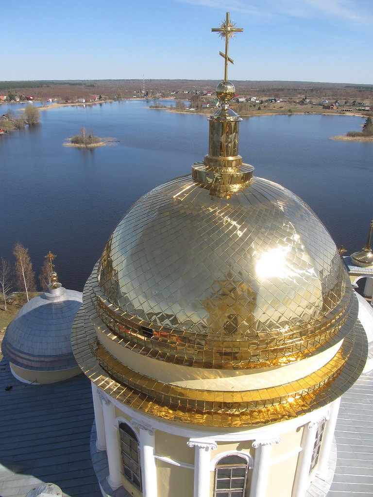 Золотой крест на куполе