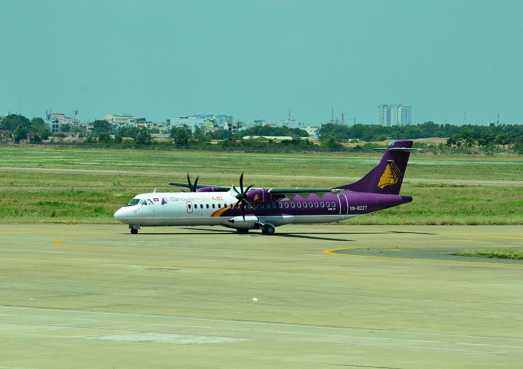 Небо, самолёт, стюардесса. Фото из путешествий.