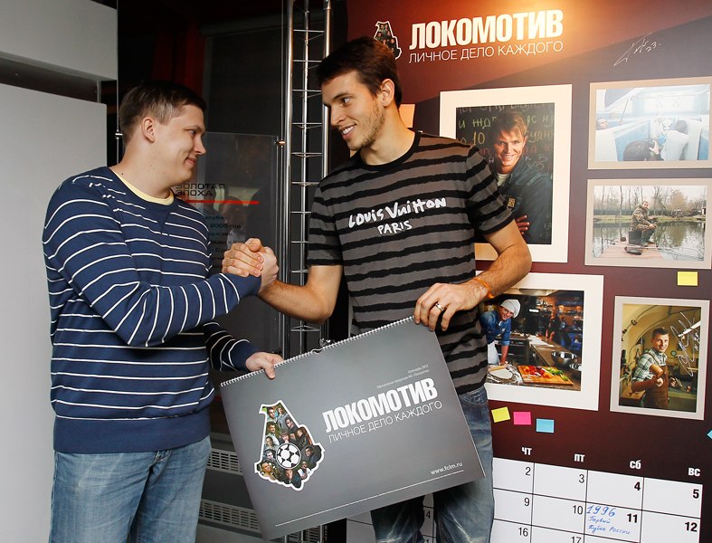 Получение из рук Гилерме приза в конкурсе