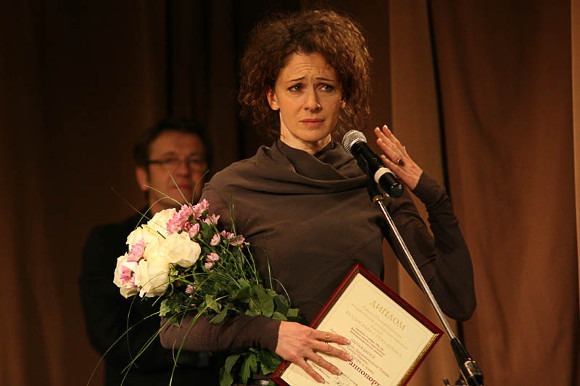 Декольте Марии Кожевниковой И Анастасии Таптыгиной – Универ (2008)
