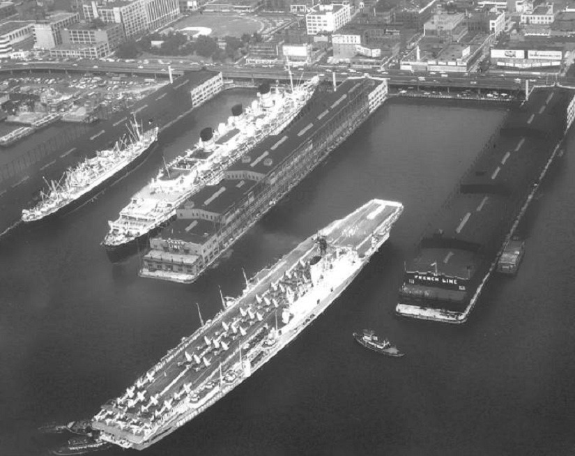 уникальное фото - авианосец «HMS Ark Royal» швартуется в порту Нью-Йорка, где уже стоит лайнер «Queen Mary»