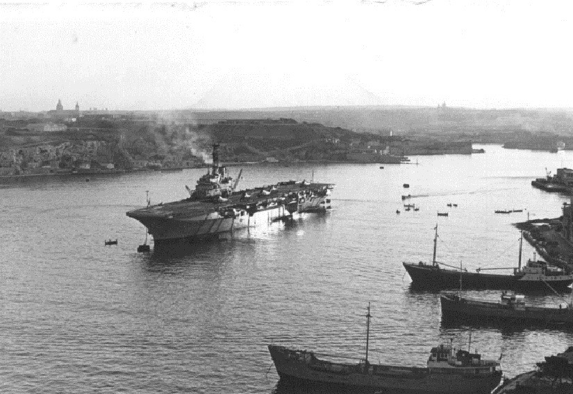 1972: HMS Bulwark R-08 anchored at Malta.