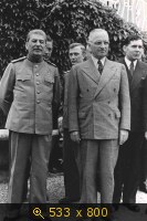 Председатель СНК СССР генералиссимус И.В.Сталин и президент США Г.Трумэн во время работы Берлинской международной конференции. Потсдам. Не ранее 15 июля 1945 (на заднем плане справа А.А.Громыко)